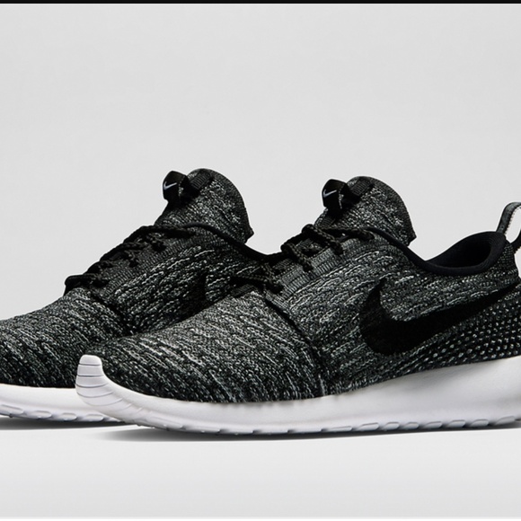 Nike Shoes - RARE Nike Roshe Run FlyKnit Sample
